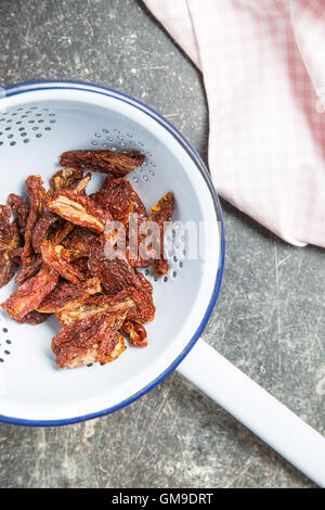 Leckere getrocknete Tomaten in Sieb. Stockfoto