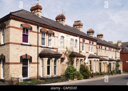 Viktorianische weiß Pease Backstein Reihenhäuser in Warrier Terrasse, Saltburn am Meer, North Yorkshire, England, Großbritannien Stockfoto