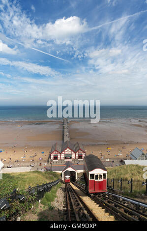 Weitwinkelansicht Saltburn pier, Cliff Lift, und am Strand unter einem Sommerhimmel, Saltburn am Meer, North Yorkshire, England, Großbritannien Stockfoto