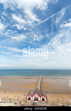 Weitwinkelansicht Saltburn Pier und Strand unter einem Sommerhimmel, Saltburn am Meer, North Yorkshire, England, Großbritannien Stockfoto