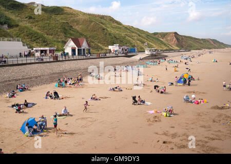 Menschen genießen Sommersonne, der Strand von Saltburn von Meer, North Yorkshire, England, UK Stockfoto