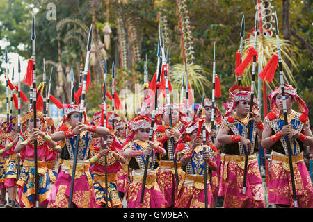 Denpasar, Bali, Indonesien - 13. Juni 2015: Foto von Kindern mit traditionellen Gesicht Make-up in schönen Balinesen Kostüme Stockfoto