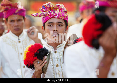 Denpasar, Insel Bali, Indonesien - 13. Juni 2015: Musiker Mann des traditionellen balinesischen Menschen Orchester Gamelanmusik Stockfoto