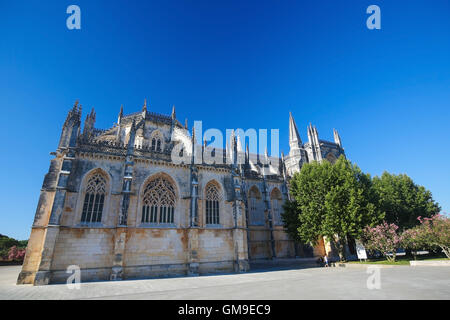 BATALHA, PORTUGAL - 24. Juli 2016: Seitliche Sicht auf das Kloster von Batalha, eines der wichtigsten gotischen Websites in Portugal. Stockfoto