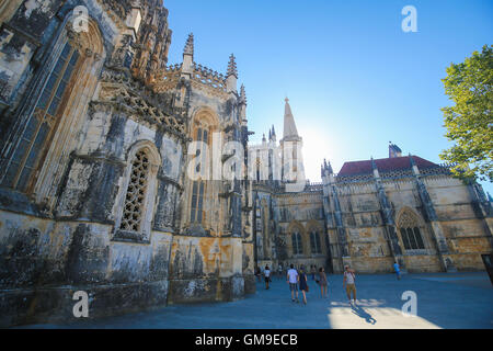 BATALHA, PORTUGAL - 24. Juli 2016: Unidentified Touristen in der Nähe von Kloster von Batalha, eines der wichtigsten gotischen Websites ich Stockfoto