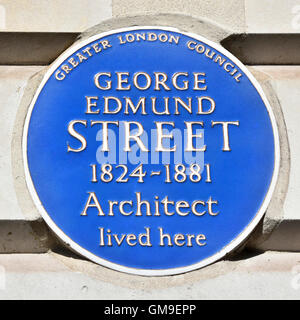 London England UK Blue Plaque aufnehmen die Zeit Residenz des Architekten George Edmund Street Designer der Royal Courts of Justice in London Stockfoto
