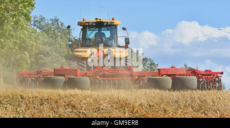 Vaderstad Rexius Grubber Ausrüstung arbeiten hinter einem Caterpillar Challenger Traktor pflegen trockene staubige Ton Stoppeln Ackerland Essex England UK Stockfoto