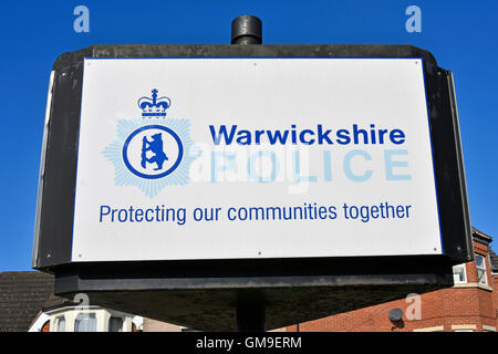 Die britische Polizei Warwickshire, England, beschützt unsere Gemeinden in Warwickshire, England, mit einem Logo vor der Rugby-Polizeiwache Stockfoto