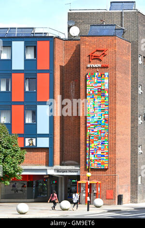 Internationale Fahnen auf Privatwirtschaft Studentenwohnheime Gebäude im StudyInn Studentenwohnheim Coventry City Centre West Midlands England UK Stockfoto