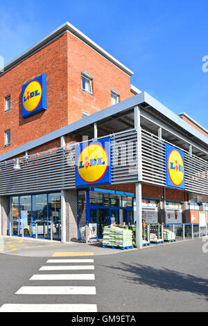 Äußere Lidl UK Fußgängerüberweg zum modernen Supermarkt Eingang speichern Ecke bauseits mit drei Logo-Panels in der Stadt Tamworth Staffordshire England Stockfoto