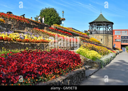 Sommerblumen anzeigen auf terrassenförmig angelegten Damm in öffentlichen Parks Gärten neben Musikpavillon im Schloss Garten Tamworth Staffordshire England UK Stockfoto