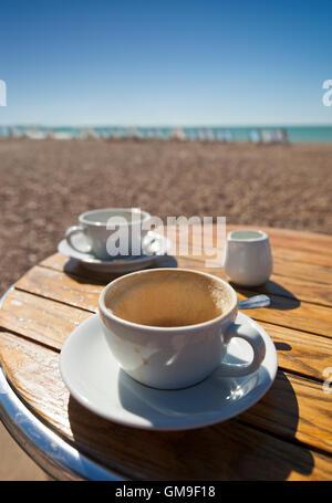 Kaffee am Strand. Stockfoto