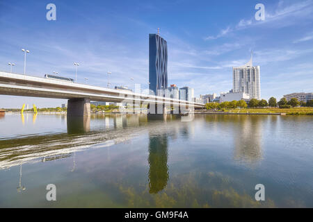 Bankenviertel in Wien mit Brücke über die Donau, Österreich. Stockfoto