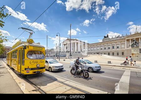 Alte Straßenbahn und Fahrzeuge auf der Straße vor dem Gebäude des österreichischen Parlaments. Stockfoto