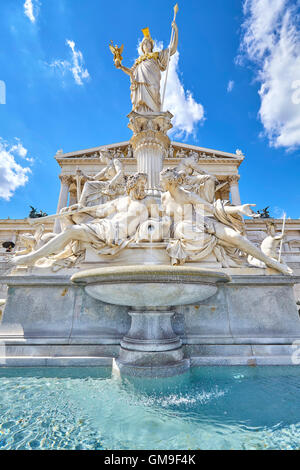 Wien, Österreich - 14. August 2016: Pallas Athene-Brunnen vor dem Haupteingang zum österreichischen Parlament. Stockfoto