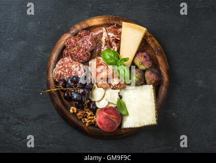 Italienische Antipasti-Snacks-Sorte für Wein auf Tablett aus Holz Stockfoto