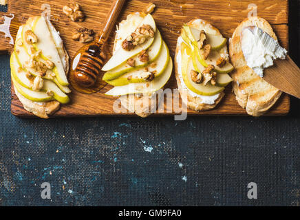 Crostini mit Birne, Ricotta-Käse, Honig und Walnüssen Stockfoto