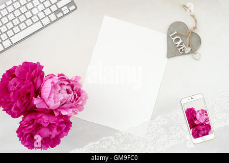 Ziemlich gestylt Schreibtisch, Schreibwaren Flatlay Mockup Foto groß für Lifestyle Blogger oder eine Feier anzukündigen Hochzeit Stockfoto