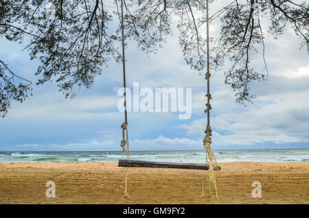 Alter Baum schwingen auf einem leeren Strand, Koh Rong Saleom, Kambodscha Stockfoto