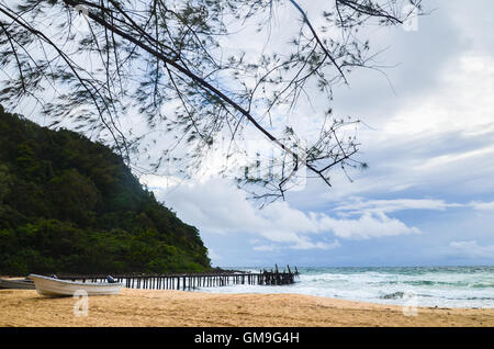 Leerer Strand mit alten hölzernen Pier an einem windigen Abend, Koh Rong Saleom, Kambodscha Stockfoto