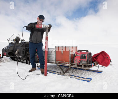 Wissenschaftler mit Eis Kernproben Recherchen Gletscher Vatnajökull-Eiskappe, Island Stockfoto