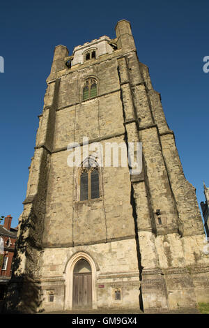 Canon Tor und frei stehende Glockenturm Turm an der Kathedrale in der Grafschaft von Chichester West Sussex. Stockfoto