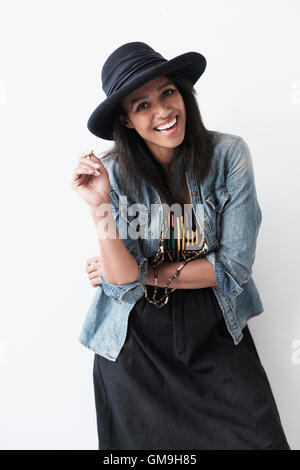 Studioportrait Mitte erwachsenen Frau in Hut und Denim Jacke Stockfoto