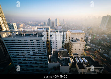 Am frühen Morgen Blick auf Hochhäuser in Makati, Metro Manila, Philippinen. Stockfoto