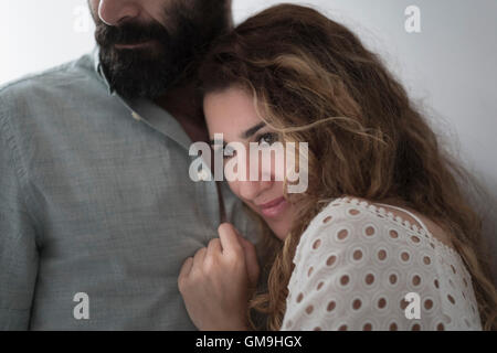 Mid-Adult paar umarmt Stockfoto