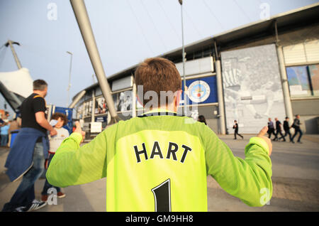 Manchester City Fan trägt ein Joe Hart Hemd außerhalb des Stadions, bevor die UEFA Champions League Play-off, Rückspiel im Etihad Stadium Manchester entsprechen. Stockfoto