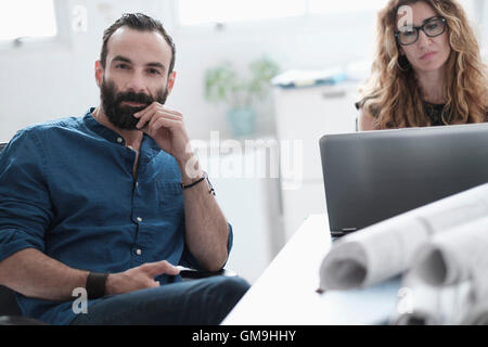 Mann und Frau im Gespräch im Büro Stockfoto