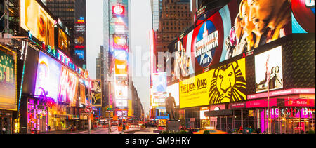 New York, Times Square, Neonlichter und Anzeigen des Times Square Stockfoto