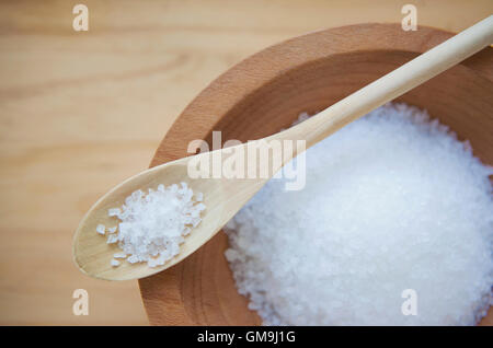 Meersalz in Holzschale Stockfoto