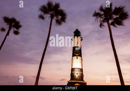 Peru, Lima, Miraflores, Faro De La Marina und Palmen Bäume bei Sonnenuntergang Stockfoto