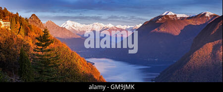 Schweiz, Lugano, horizontalen Panorama auf Berge und See bei Sonnenuntergang Stockfoto