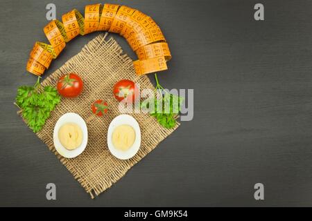 Tomaten wie Diätkost. Zubereitung von gesunden Mahlzeiten. Frisches Gemüse auf einem Holztisch. Stockfoto