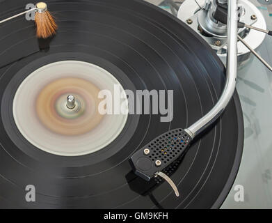 Spinning auf Plattenspieler Vinyl-Schallplatte Stockfoto