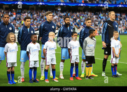 (L-R) Manchester Citys Fernando, Jesus Navas, John Steinen, Gael Clichy, Pablo Maffeo und Torhüter Joe Hart vor den Play-offs der UEFA Champions League Rückspiel match bei Etihad Stadium, Manchester. Stockfoto