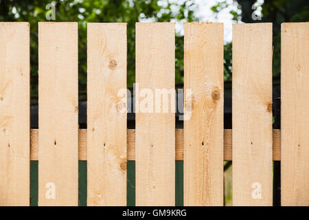 Fragment des neuen Holzzaun im Sommergarten Stockfoto