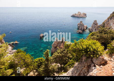 Blick von der Nähe des Klosters Paleokastritsa auf die Klippen und das blaue Ionische Meer von Paleokastritsa, Korfu, griechische Insel, Griechenland Stockfoto