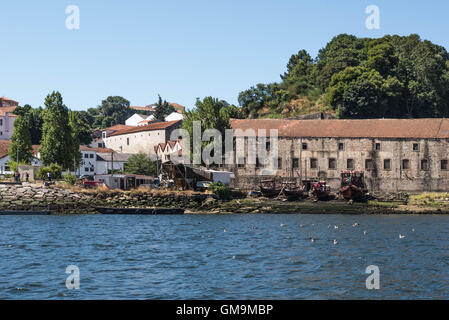 Port Wein lagern, Lodges und eine kleine Werft auf dem Douro Flussufer, Vila Nova de Gaia, Portugal. Stockfoto