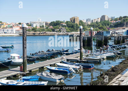 Der Jachthafen in der Nähe des kleinen Fischerdorfs Afurada, Portugal. Die Stadt Porto ist auf der anderen Seite des Flusses Douro zu sehen. Stockfoto