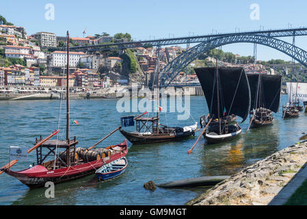 Barcos Rabelos, traditionelle Holzboote am Fluss Douro, Vila Nova De Gaia Stockfoto