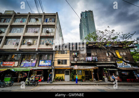 Straße und Gebäude in Sampaloc, Manila, Philippinen. Stockfoto