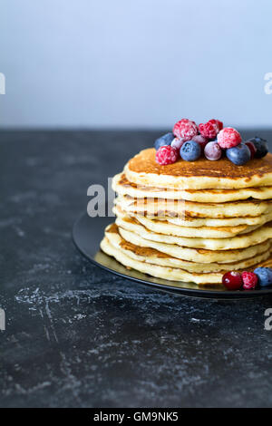 Stapel von Pfannkuchen mit frischen Früchten und Beeren. Platz für Text kopieren Stockfoto