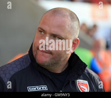 Morecambe Manager Jim Bentley beim zweiten Vorrundenspiel in der Globe Arena, Morecambe EFL Cup. Stockfoto