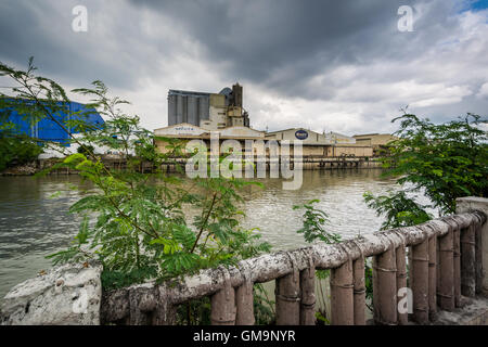 Der Pasig-Fluss in Makati, Metro Manila, Philippinen. Stockfoto