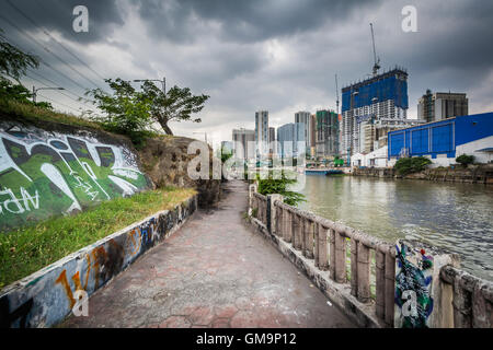 Der Pasig-Fluss in Makati, Metro Manila, Philippinen. Stockfoto