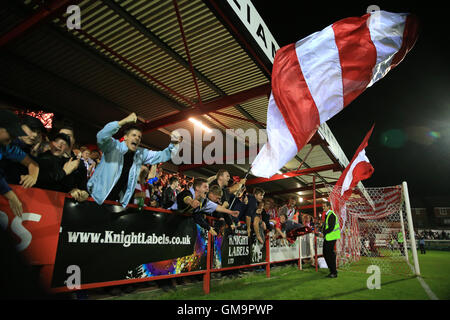 Accring Stanley-Fans feiern ihren Sieg nach dem Schlusspfiff beim zweiten Vorrundenspiel im Wham-Stadion, Accrington EFL Cup. Stockfoto