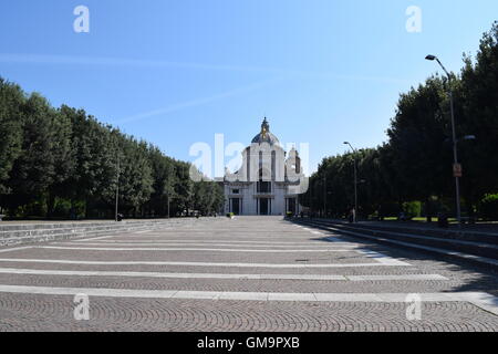 Der Hof von Santa Maria Degli Angeli in Assisi Stockfoto